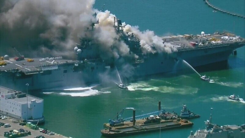Пожар на военном корабле США Bonhomme Richard грозит Америке экологической катастрофой