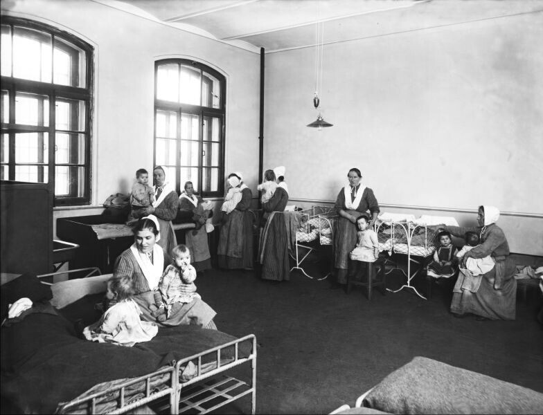 Женщины-заключенные с детьми в камере Арсенальной женской тюрьмы. Санкт-Петербург. 1912.