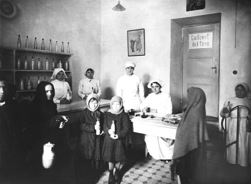 Работники пункта «Капля молока» выдают молоко нуждающимся и голодающим. Минск. 1914–1916