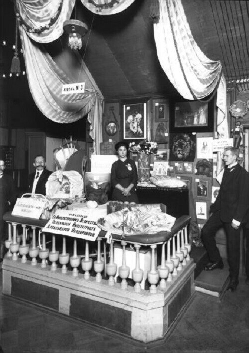 Продажа изделий, выполненных женщинами в заключении на благотворительном базаре, устроенном Санкт-Петербургским Дамским благотворительным тюремным комитетом. Санкт-Петербург. 3 декабря 1911