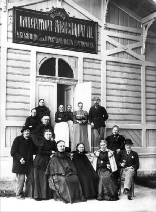 Группа призреваемых у здания Убежища в память императора Александра III для престарелых сценических деятелей. Санкт-Петербург. 1907.