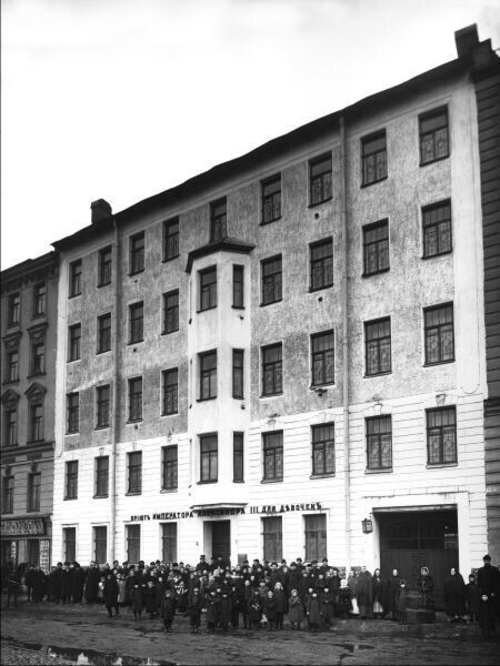 Группа призреваемых женщин у здания Богадельни и Дома трудолюбия им. Е. А. Нарышкиной. Санкт-Петербург. После 1913.