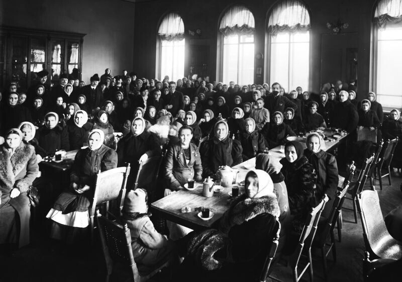 Группа горожан во время обеда в столовой 17-го Городского попечительства о бедных. Петроград. Февраль 1916