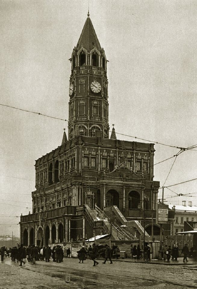 Недошедший до нас шедевр петровского времени - Сухарева башня, стоявшая ровно посредине Садового кольца на Сухаревской площади. 1920-е