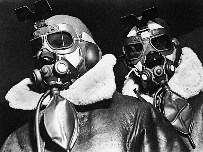 Летчики бомбардировщика в полном обмундировании. Вторая мировая война, 1942 год.