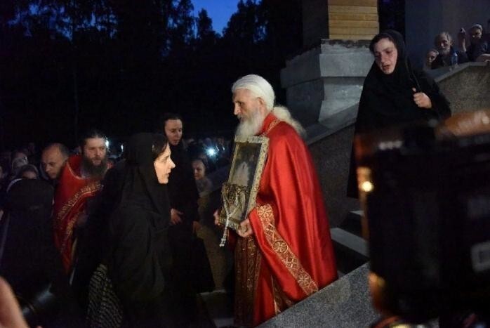 Мятежный отец Сергий во время крестного хода обратился к Путину