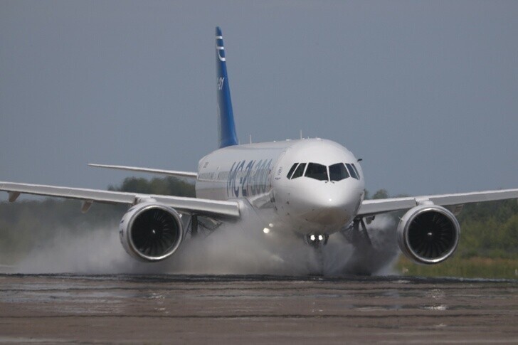 Начались испытания самолета МС-21-300 по защите от попадания воды в двигатели