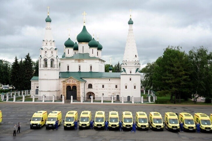 Новые машины скорой помощи и школьные автобусы переданы учреждениям Ярославской области