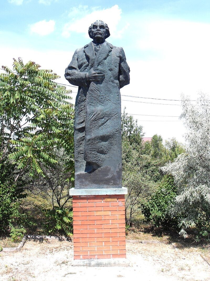 Статуя лидера Коминтерна Димитрова