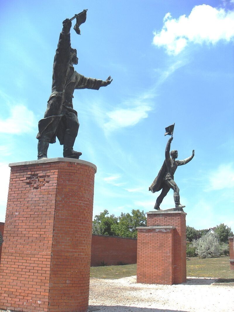 Памятники парламентёрам Илье Остапенко и Миклошу Штейнмецу, убитым в 1944 году в Будапеште