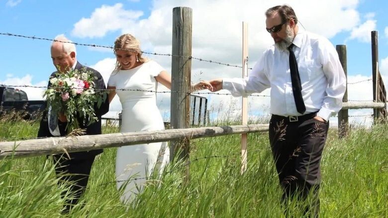 Свадьба через колючую проволоку: влюбленная пара расписалась на канадско-американской границе