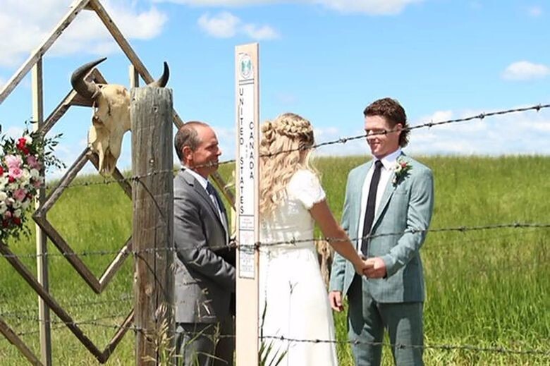 Свадьба через колючую проволоку: влюбленная пара расписалась на канадско-американской границе