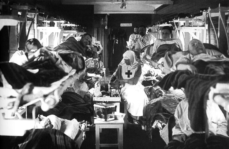 Раненые в вагоне военно-санитарного поезда. 1915–1917.