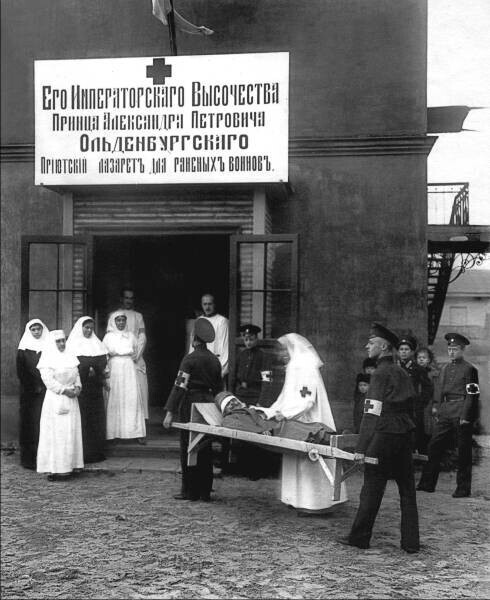 Прием первых раненых в лазарет принца А. П. Ольденбургского. Петроград. 1915.