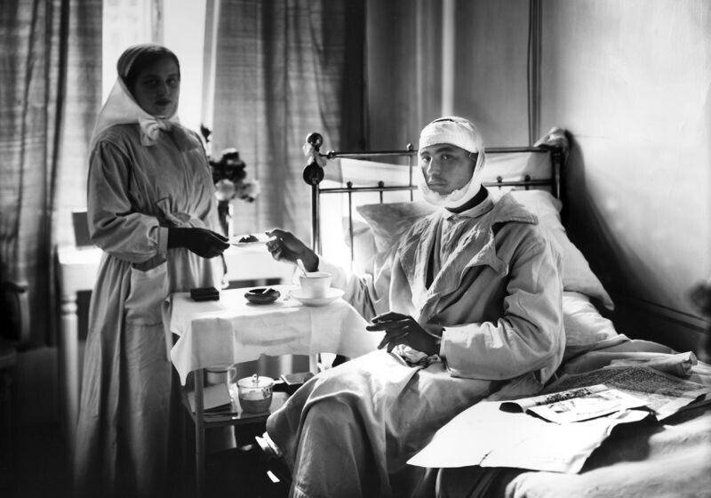 Раненый и сестра милосердия в палате госпиталя Общины св. Евгении. Петроград. 1914–1916.
