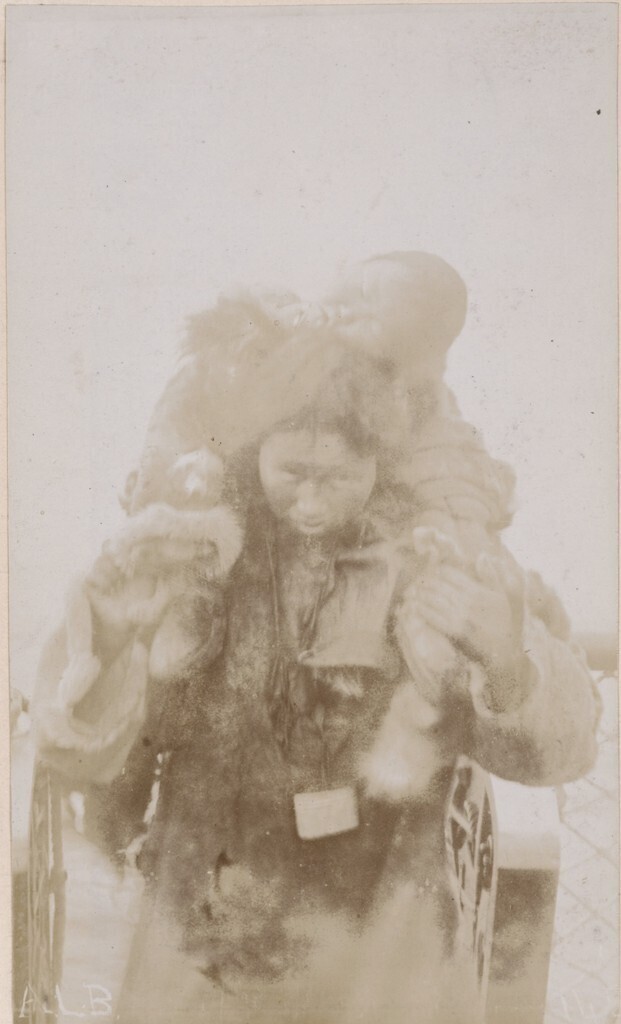 Сибирская женщина с ребенком