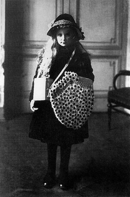 Девочка — участница сбора средств на борьбу с чахоткой, в "День белого цветка". 29 апреля 1912 г.