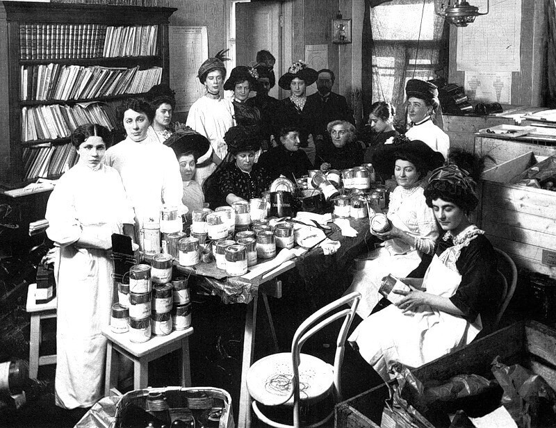 Члены благотворительного общества по улучшению быта детей за приготовлением кружек для сбора пожертвований "На борьбу с детской смертностью".1910-е
