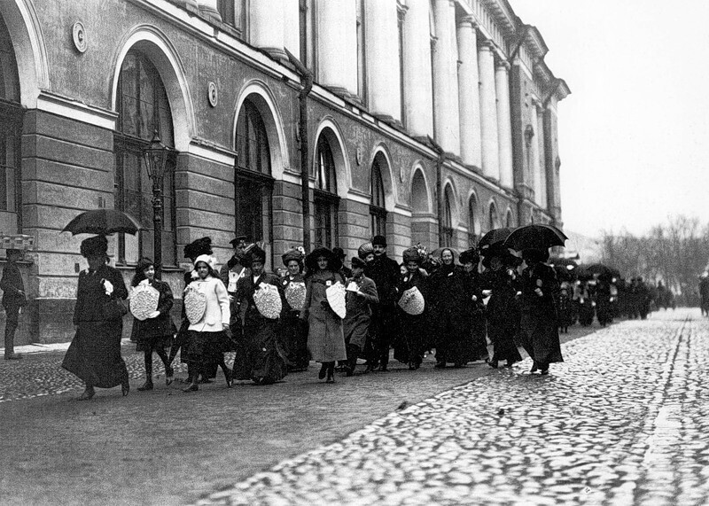 Сборщики средств на борьбу с чахоткой на Театральной улице в "День белого цветка".