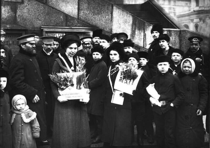 Сборщики средств в пользу голодающих у здания Городской думы в День колоса ржи. Санкт-Петербург. 22 февраля 1912 г.