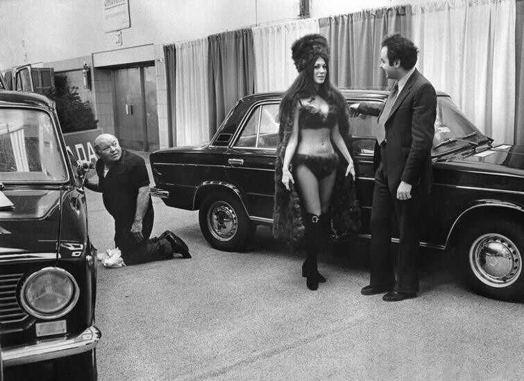 Стенд LADA и представляющая его модель в соболином бикини на 17-ом Международном автосалоне в Нью-Йорке. Выставочный центр Колизей, 6 апреля 1973 года