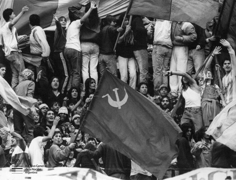 Аргентинские болельщики с советским флагом, Буэнос-Айрес, Аргентина, 1991