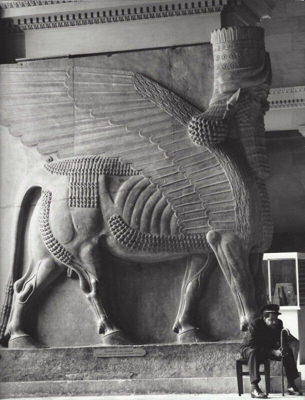 Смотритель возле ассирийской статуи "Шеду". Лувр, 1950-е годы.