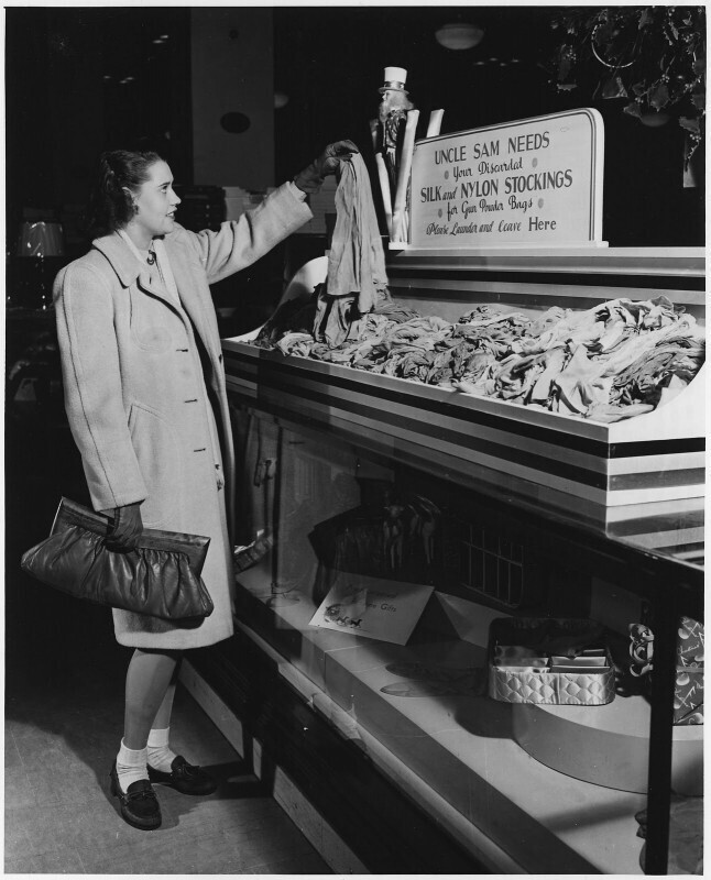 Пункт приема чулок на нужды армии, 1944 год, США
