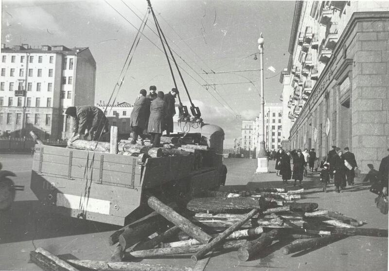 Разгрузка дров из грузового троллейбуса на улице Горького, 1941 год, Москва