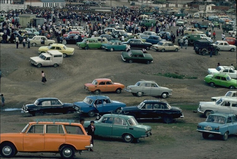 Скопление советского автопрома в Улан-Баторе. 1990г.