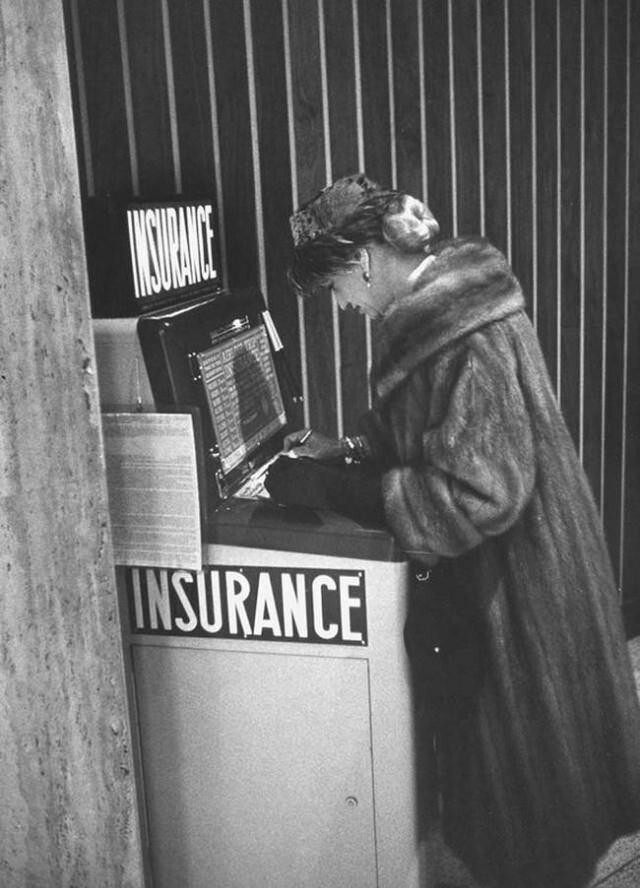 Аппарат по продаже страховки в аэропорту