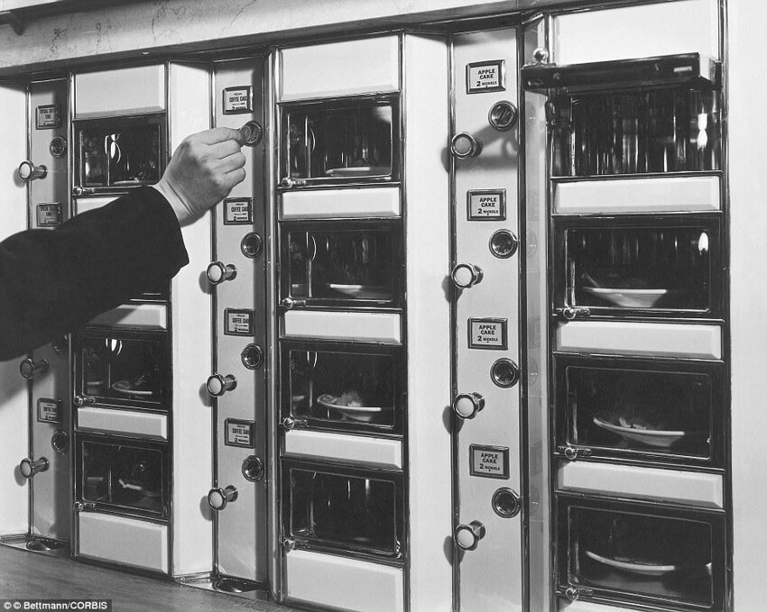Автомат для самообслуживания по типу столовой - готовая теплая еда уже в тарелках, 1940 год