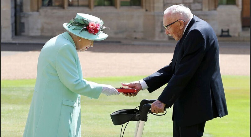 Елизавета II посвятила в рыцари 100-летнего ветерана Второй мировой войны, собравшего $41 млн для бо