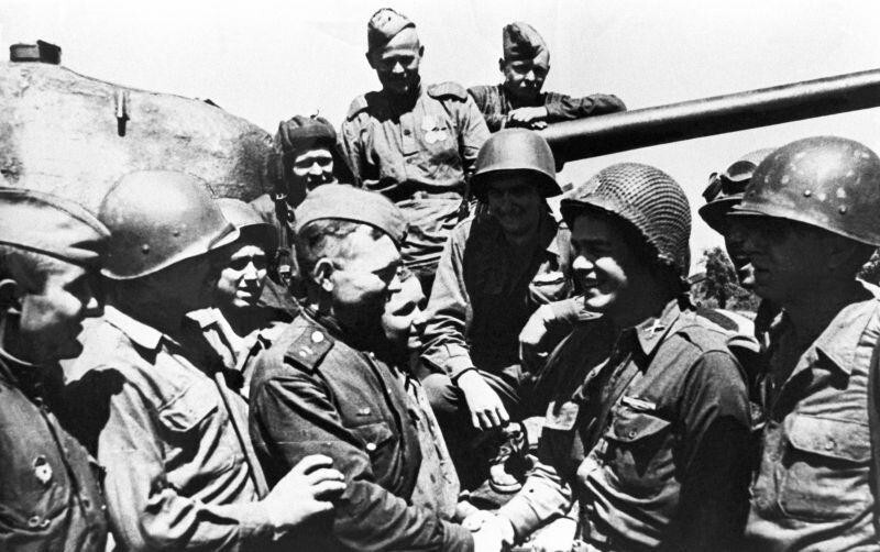 Встреча советских и американских солдат на подступах к Вене. Командир советского танка Т-34-85 младший лейтенант Георгий Ловчиков пожимает руку американскому лейтенанту Жаку Хальтгрейвсу.