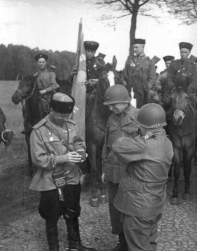 Казаки 3-го гвардейского кавкорпуса встретились с американским офицером в Германии. 1945г.