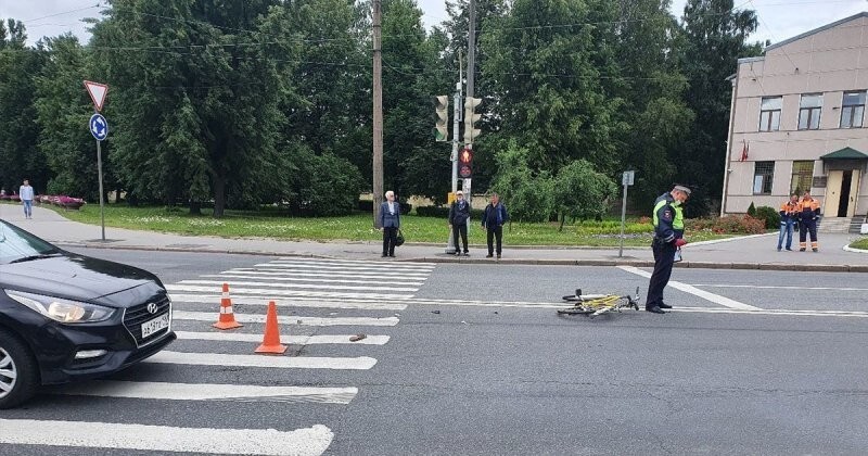 Пожилая велосипедистка попала под тягач и чудом осталась жива