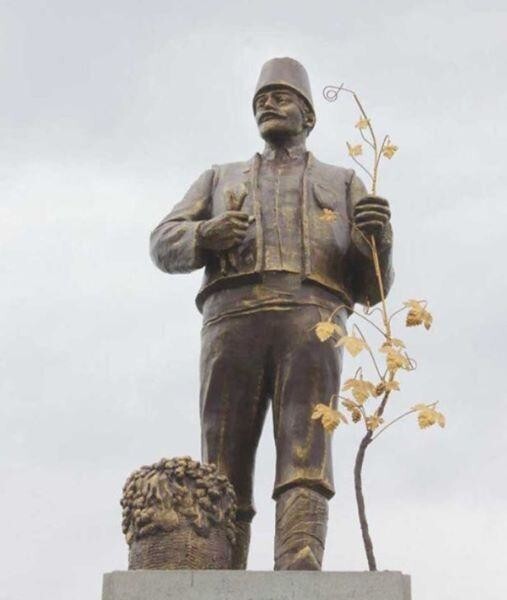 На Украине памятник Ленину превратили в монумент болгарскому колонисту