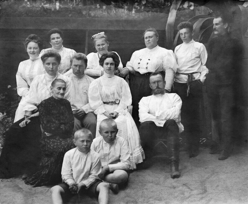 Семейство Поповых (после смерти И.П.Попова). Фото 1914 г