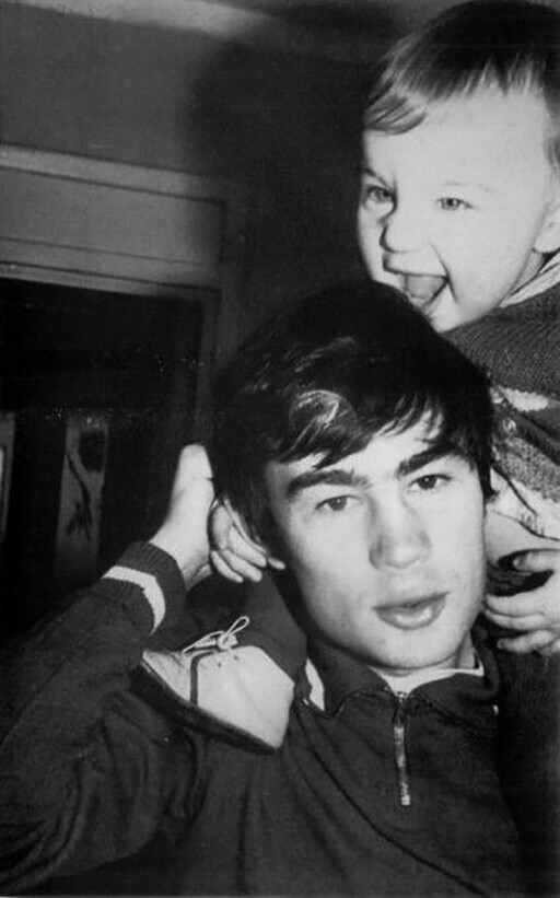 Сергей Бодров-младший на плечах своего отца Сергея Бодрова-старшего, 1973 год.