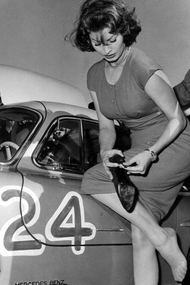 София Лорен и сломанный каблук пятка с Mercedes Benz SL Gullwing 1955