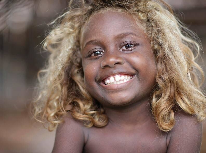 Коренная группа людей, называемых меланезийцами. Они живут на Соломоновых островах, к северо-востоку от Австралии, известны своей красивой темной кожей и естественно светлыми волосами