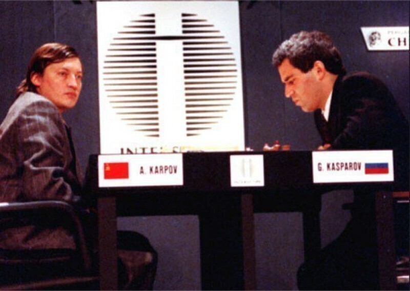 Каспаров и Карпов играют под разными флагами на чемпионате мира в Нью-Йорке, США, 1990