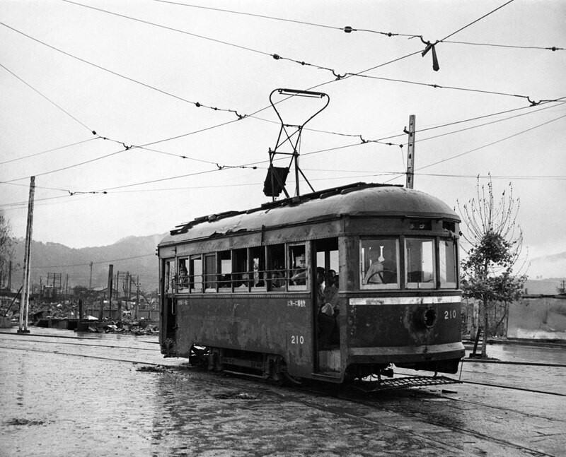 Трамвай идет по разрушенной Хиросиме, сентябрь 1945