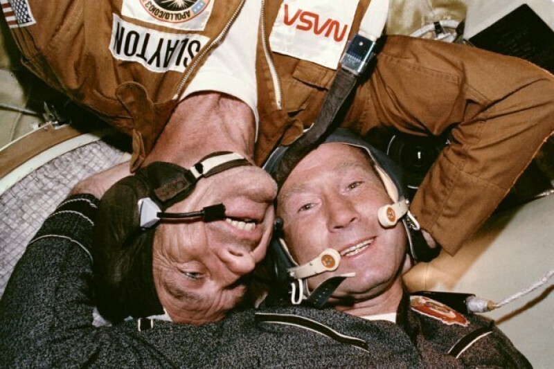 Астронавт Дональд Слейтон и космонавт Алексей Леонов запечатлены в невесомости во время американо-советской космической миссии «Союз — Аполлон» 17–19 июля 1975
