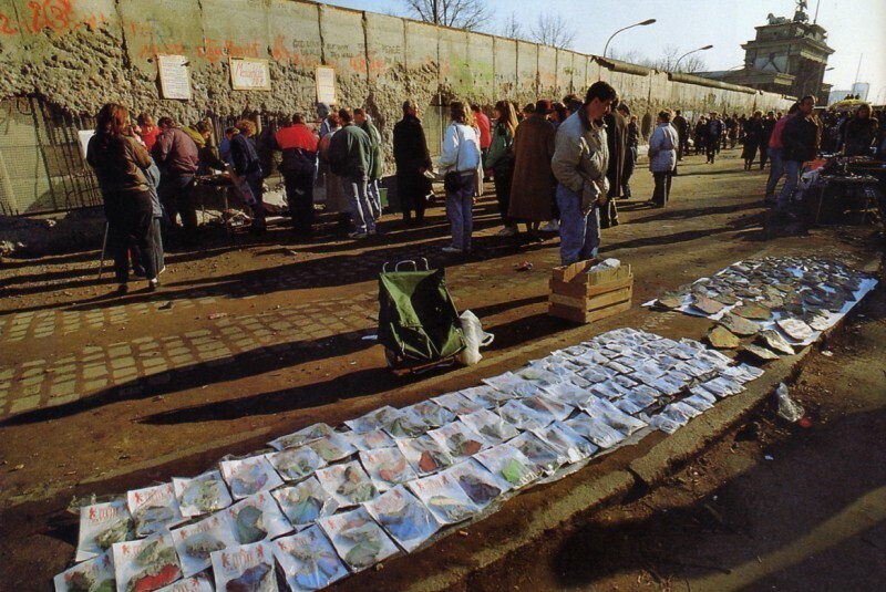 Уличная торговля обломками берлинской стены, 1990