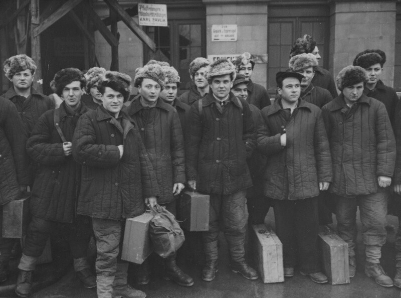 Бывшие итальянские военнопленные на улице Вены на пути домой из СССР