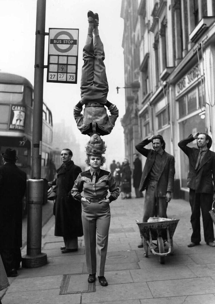 Экстремальная цирковая реклама Bertram Mills Circus. Лондон. Великобритания. 1953 г.