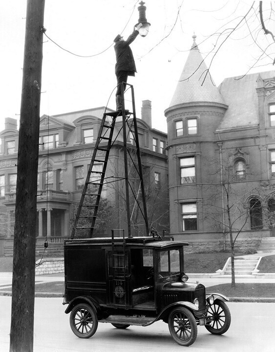 Замена уличного фонаря в США 1910