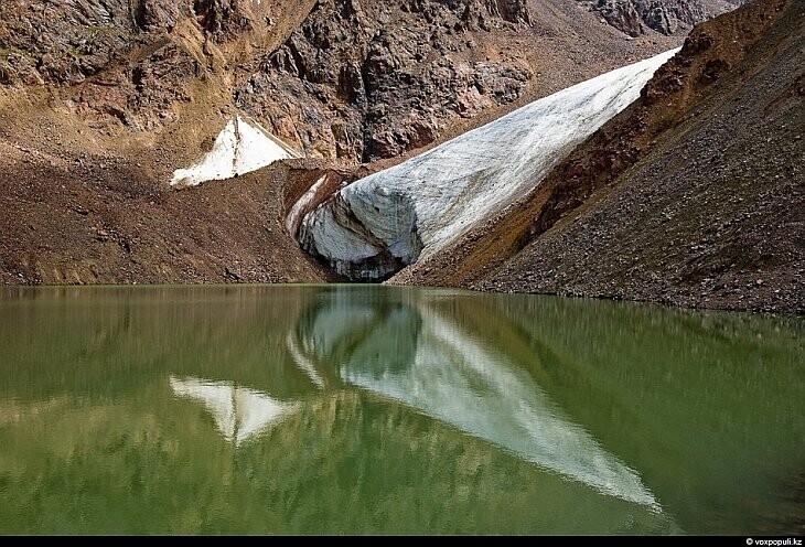 Моренное озеро № 6 на леднике им. Маншук Маметовой: