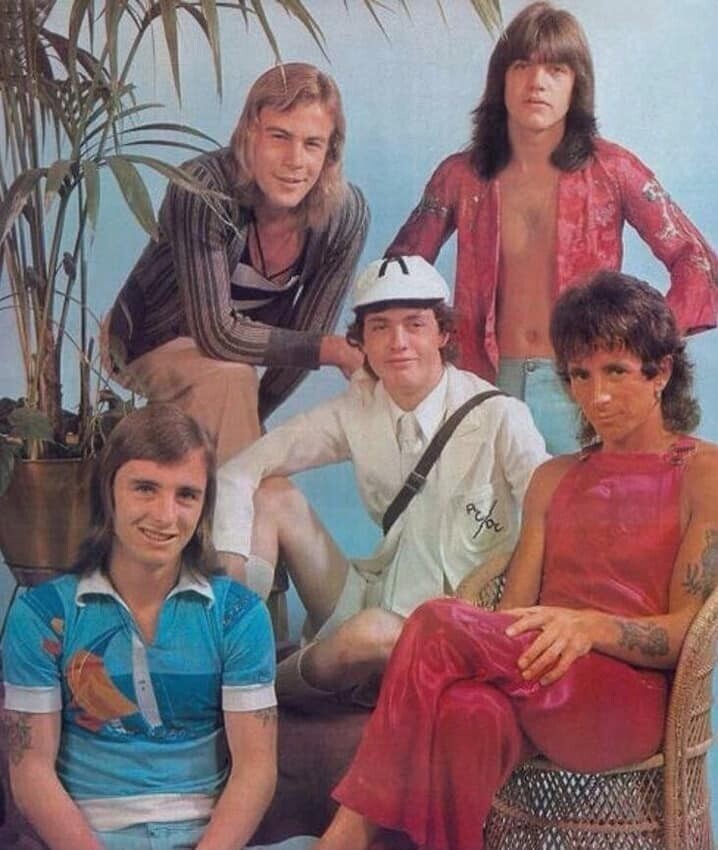 AC/DC, очень красочный плакат в журнале TV Week, Австралия, 1975